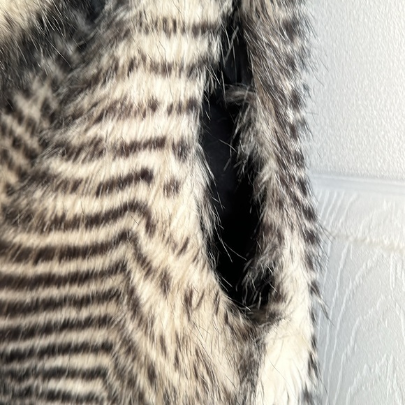 Jack Faux fur vest. Size M. Black and white   EUC - Picture 4 of 10